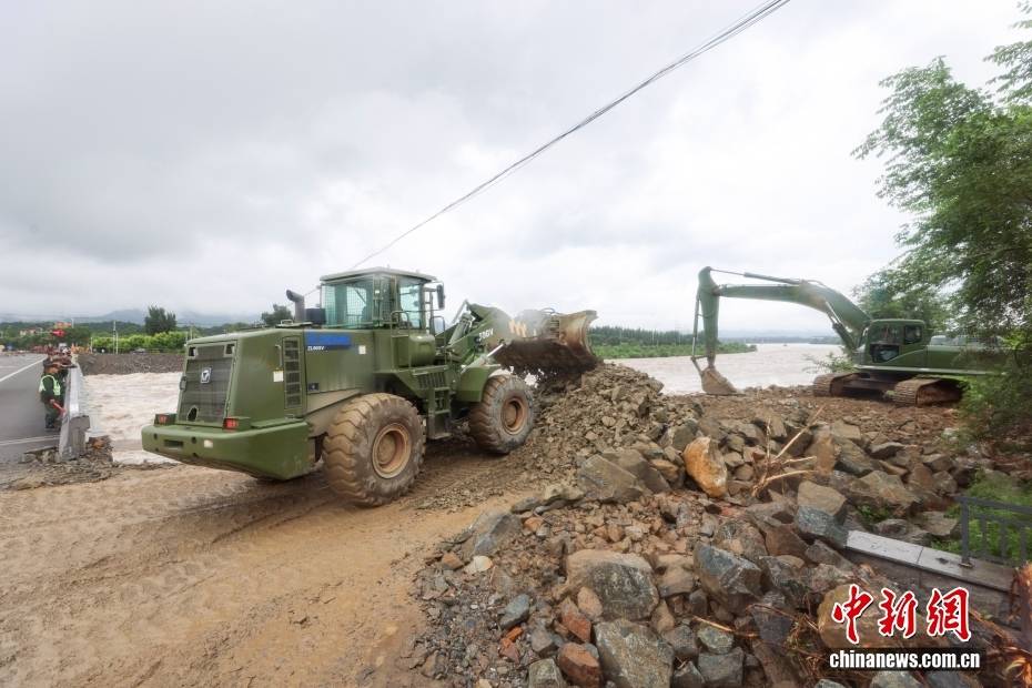 密云：武兵使用重型機(jī)械加固潮河壩體:重型機(jī)械