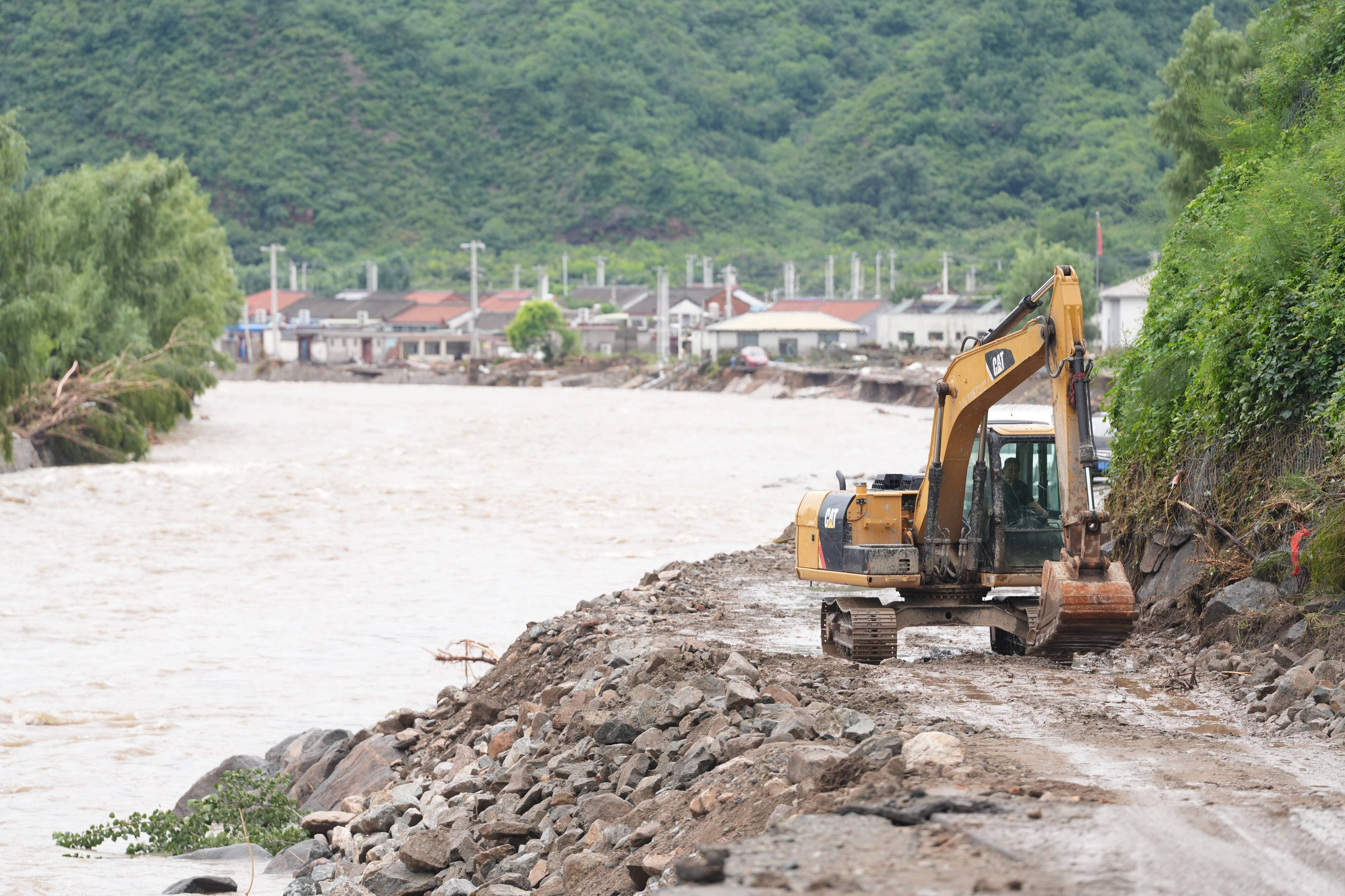 重型機(jī)械挺進(jìn)馮家峪<strong></p>
<p>重型機(jī)械
</strong>，記者直擊密云水庫(kù)南北“生命線”搶修現(xiàn)場(chǎng):重型機(jī)械

