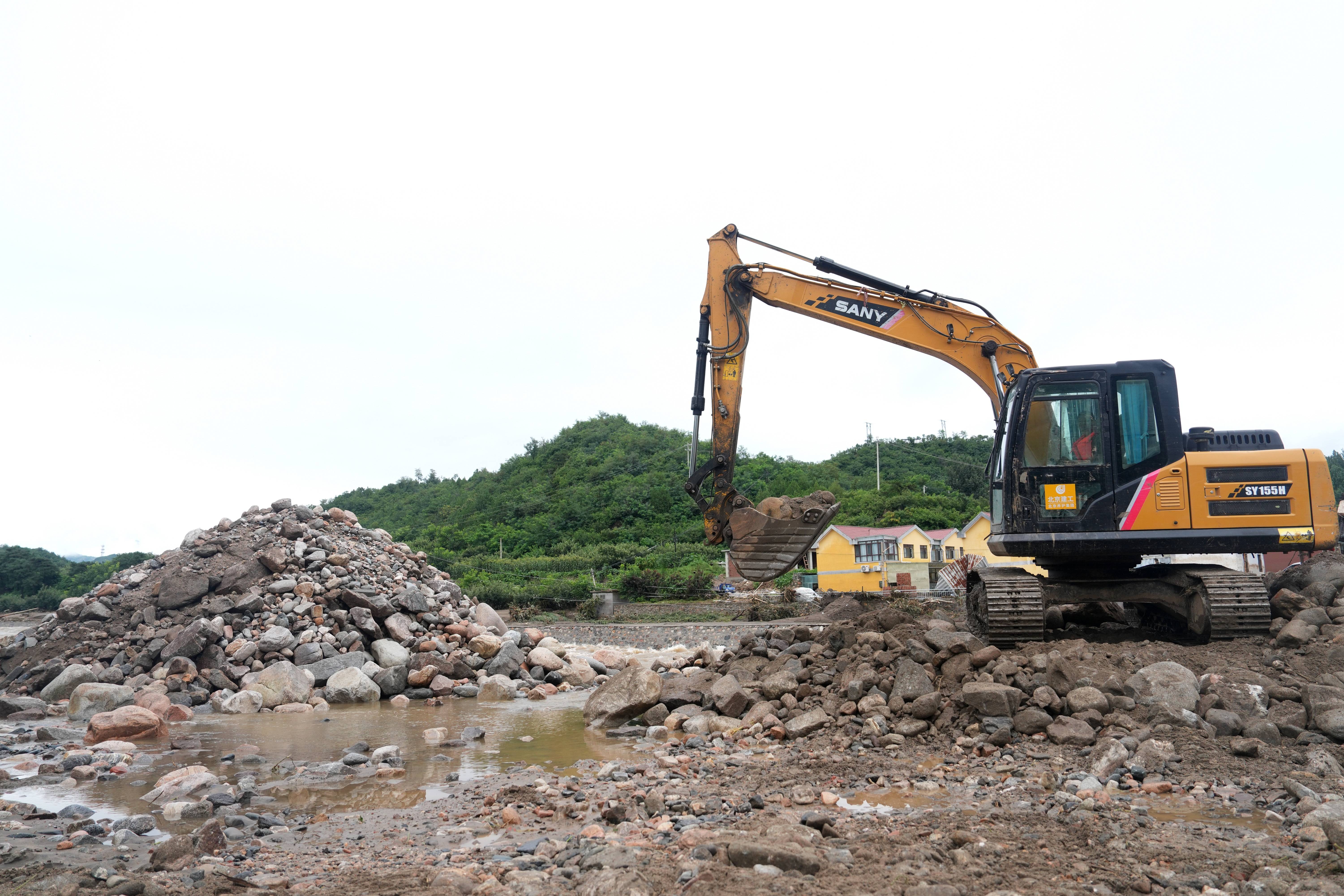 重型機(jī)械挺進(jìn)馮家峪<strong></p>
<p>重型機(jī)械
</strong>，記者直擊密云水庫(kù)南北“生命線”搶修現(xiàn)場(chǎng):重型機(jī)械
