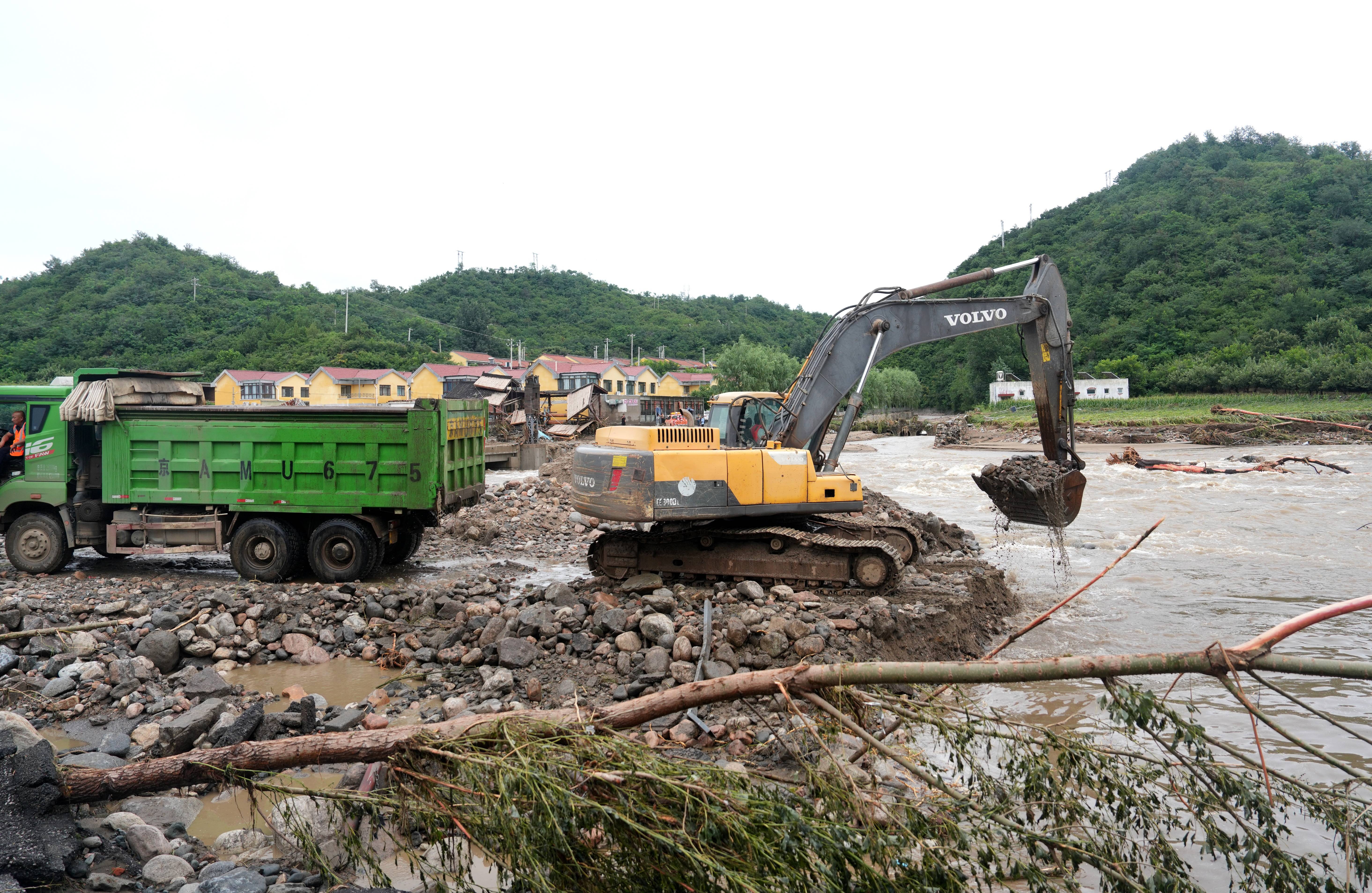 重型機(jī)械挺進(jìn)馮家峪<strong></p>
<p>重型機(jī)械
</strong>，記者直擊密云水庫(kù)南北“生命線”搶修現(xiàn)場(chǎng):重型機(jī)械
